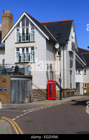 Weiße Holz verkleidete Haus, Sea Street, Whitstable, Kent, England, Vereinigtes Königreich Stockfoto