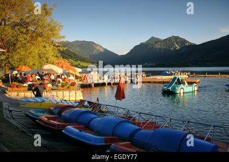 Bootsvermietung und Café in Schliersee, See Schliersee, Bayern, Deutschland Stockfoto