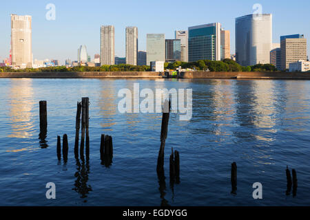 Blick über den Sumida-Fluss von Wolkenkratzern, Tokyo, Japan Stockfoto