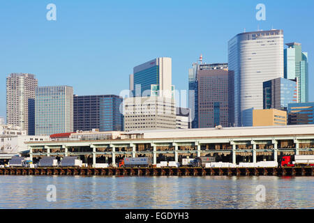 Blick über Sumida River Tsukjii Fischmarkt, Tokyo, Japan Stockfoto