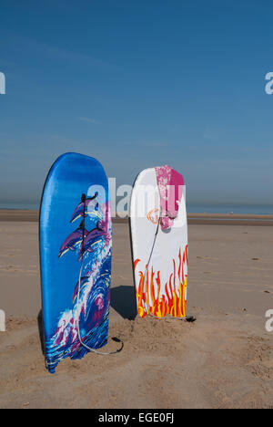 Zwei Bodyboards lagerten sich in den Sand mit dem Atlantischen Ozean Meer weit entfernt warten Strom kommen beim Trocknen rosa Ausschlag Weste Stockfoto