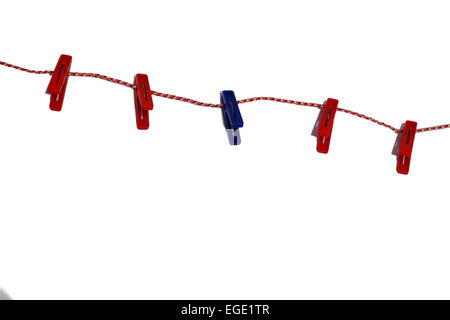 auf einem weißen Hintergrund Wäscheklammern an einem Seil hängen Stockfoto