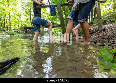 Kneippkur, Hydrotherapie im Fluss Ruhr, ein Themenweg Wandern im Sauerland, Deutschland, Stockfoto