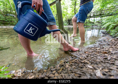 Kneippkur, Hydrotherapie im Fluss Ruhr, ein Themenweg Wandern im Sauerland, Deutschland, Stockfoto