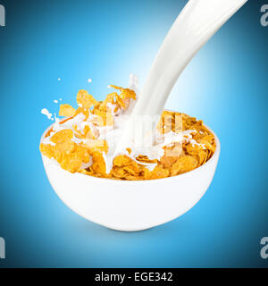 Milch spritzt in Schüssel Cornflakes Stockfoto