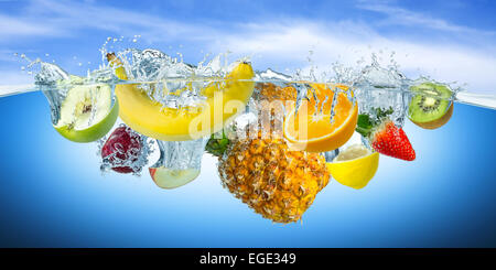 viele Früchte Spritzer ins Wasser Stockfoto