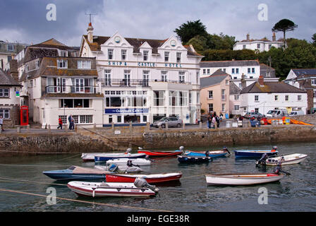 St.Mawes,Cornwall,UK,showing Hafen, Boote, Möwe, Shell-Verkäufer, Geschäfte, Cafés, Restaurants alte Garage mit alten Shell-pumps.a UK Stockfoto