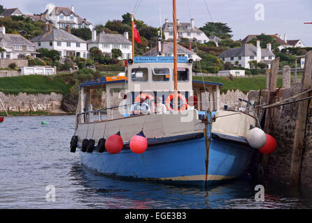 St.Mawes,Cornwall,UK,showing Hafen, Boote, Möwe, Shell-Verkäufer, Geschäfte, Cafés, Restaurants alte Garage mit alten Shell-pumps.a UK Stockfoto