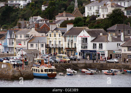 St.Mawes,Cornwall,UK,showing Hafen, Boote, Möwe, Shell-Verkäufer, Geschäfte, Cafés, Restaurants alte Garage mit alten Shell-pumps.a UK Stockfoto