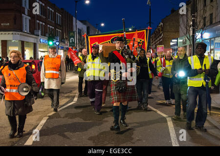 London, UK. 23. Februar 2015. Demonstranten marschieren entlang Holz grün High Road, Haringey Civic Centre, wo eine Rat Kabinettssitzung stattfindet. Demonstranten hoffen, dass durch Druck auf Haringey Rat sie bekommen sie keine Pläne für weitere Kürzungen zu Arbeitsplätzen und Dienstleistungen umzusetzen. Bildnachweis: Patricia Phillips/Alamy Live-Nachrichten Stockfoto