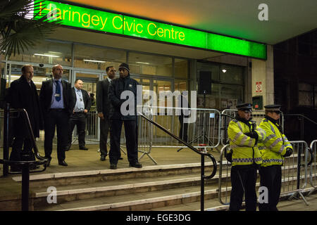 London, UK. 23. Februar 2015. Polizei stehen außen Haringey Civic Centre, wo eine Kabinettssitzung der Rat entscheiden über Sparmaßnahmen stattfindet. Demonstranten hoffen, dass durch Druck auf Haringey Rat sie bekommen sie keine Pläne für weitere Kürzungen zu Arbeitsplätzen und Dienstleistungen umzusetzen. Bildnachweis: Patricia Phillips/Alamy Live-Nachrichten Stockfoto