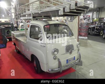 Padua, Italien - 24. Oktober 2014: Ein seltenes Modell von Fiat 600 Multipla mit Leiter auf dem Display für die Show der historischen Arbeit veh Stockfoto