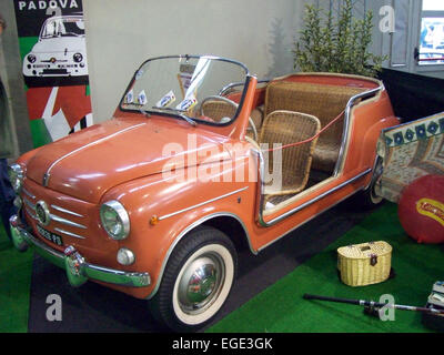 Padua, Italien - 23. Oktober 2010: Eine seltene Fiat 600 Jolly Sackler Padova Fairfor den 55. Jahrestag Stockfoto