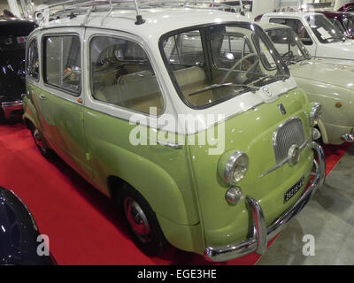 Padua, Italien - 26. Oktober 2013: Ein Vintage-Modell des Fiat 600 Multipla auf dem Display für die Show der historischen MPV Stockfoto