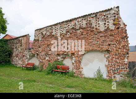 Gemauerte Wand vor dem mittelalterlichen 13. Jahrhundert Ziegel Ruin, Ahus, Südschweden. Stockfoto