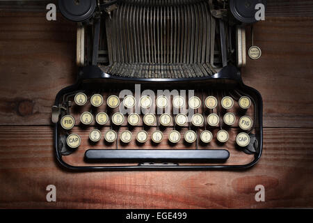 Hohen Winkel Schuss eine antike Schreibmaschine auf einem rustikalen Holztisch. Stockfoto