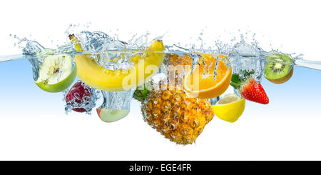 viele Früchte Spritzer ins Wasser Stockfoto