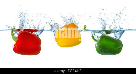 drei Peperoni Spritzen ins Wasser Stockfoto