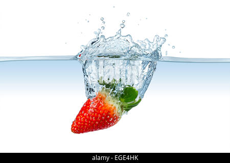 Erdbeere Spritzer ins Wasser Stockfoto