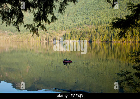 Person in einem Boot Fischen auf Buntzen Lake in British Columbia Kanada Stockfoto