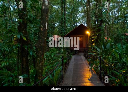 Costa Rica. Nationalpark Tortuguero, Evergreen Lodge Bungalow im Dschungel Stockfoto