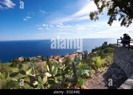 Blick auf das Mittelmeer vom Amphitheater von Taormina, Sizilien, Italien. Italienischen Tourismus, Reise- und Urlaubsziel. Stockfoto