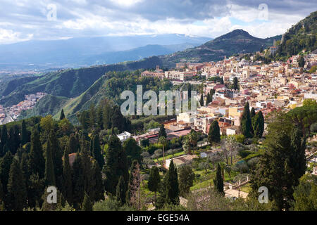 Taormina mit Ätna in der Ferne, Sizilien, Italien. Italienischen Tourismus, Reise- und Urlaubsziel. Stockfoto