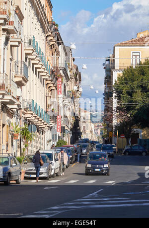 Verkehr auf den Straßen von Catania, Sizilien, Italien. Italienischen Tourismus, Reise- und Urlaubsziel. Stockfoto