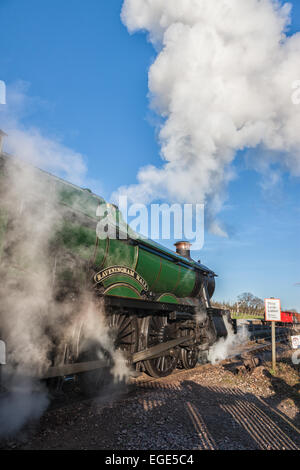 6960 GWR Hall Class - Raveningham Halle zieht sich aus Washford Station an einem kalten Nachmittag während der Winter-Dampf-Gala Stockfoto