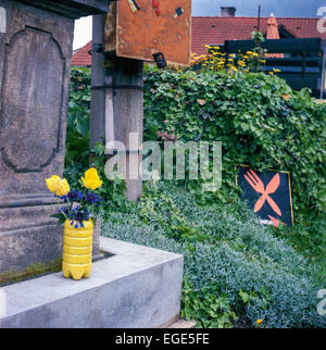 Blühende Tulpen, Tulipa, Blumenstrauß aus Tulpen, im Garten und im Restaurant Symbol Stockfoto