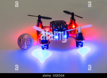 Kleines Spielzeug Drohne, nur wenige Zentimeter groß, remote gesteuerte, elektrische Motoren, wiederaufladbare Batterie angetrieben, Stockfoto