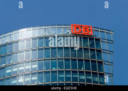 Deutschland-Berlin-DB-Tower am Potsdamer Platz. Detail der Fassade mit Logo Hauptsitz der Deutschen Bahn Stockfoto