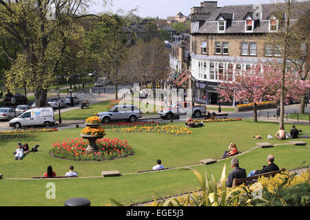 Genießen Sie die Frühlingssonne in den Gärten zwischen Montpelier Hill und Montpelier Parade / Harrogate / North Yorkshire / UK Stockfoto