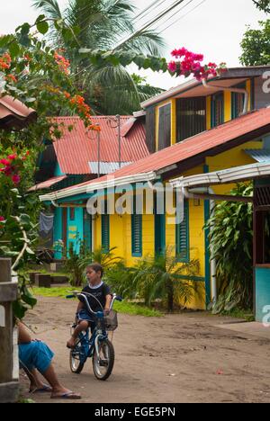 Costa Rica. Nationalpark von Tortuguero, Dorf Tortuguero, Straßenszene Stockfoto