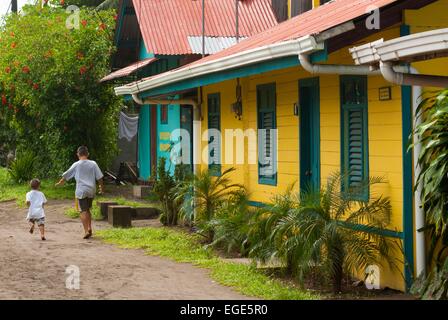 Costa Rica. Nationalpark von Tortuguero, Dorf Tortuguero, Straßenszene Stockfoto