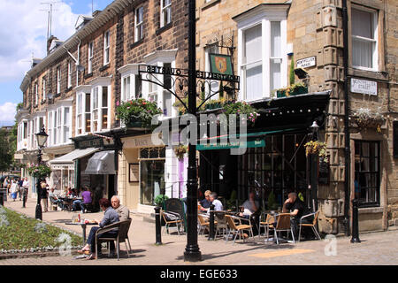 Montpelier Bar und Bürgersteig Tische auf Montpelier Parade / Harrogate / North Yorkshire / UK Stockfoto