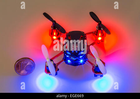 Kleines Spielzeug Drohne, nur wenige Zentimeter groß, remote gesteuerte, elektrische Motoren, wiederaufladbare Batterie angetrieben, Stockfoto