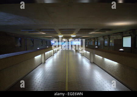 London, Vereinigtes Königreich. 22. Sept. 2014-Gilbert Brücke führen Fußgänger zu dem Barbican Centre in Central London. Stockfoto