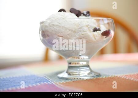 Zwei Kugeln Vanille Spumoni in eine Schüssel geben Stockfoto