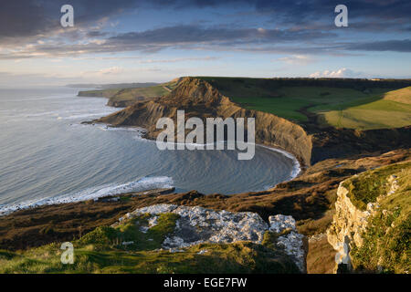 Chapmans Pool und Houns-Tout Klippe mit der Jura-Küste erstreckt sich in die Ferne gesehen von Emmetts Hügel, Dorset. Stockfoto