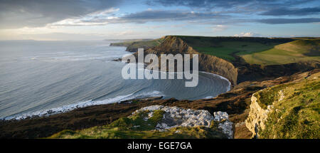 Chapmans Pool und Houns-Tout Klippe mit der Jura-Küste erstreckt sich in die Ferne gesehen von Emmetts Hügel, Dorset. Stockfoto