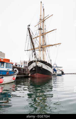 hohen historischen Segelschiff der Londoner Pelican gefesselt am Liegeplatz im Hafen von Weighmouth mit modernen Booten rund um Stockfoto