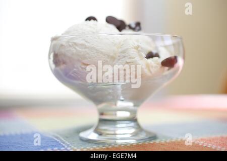 Zwei Kugeln Vanille Spumoni in eine Schüssel geben Stockfoto