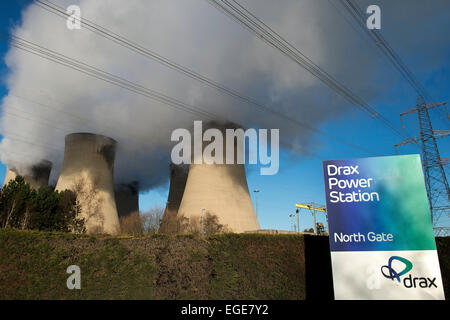 Kühltürme in Drax Power Station in der Nähe von Selby, North Yorkshire. Stockfoto