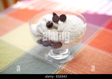 Zwei Kugeln Vanille Spumoni in eine Schüssel geben Stockfoto