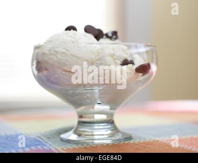 Zwei Kugeln Vanille Spumoni in eine Schüssel geben Stockfoto