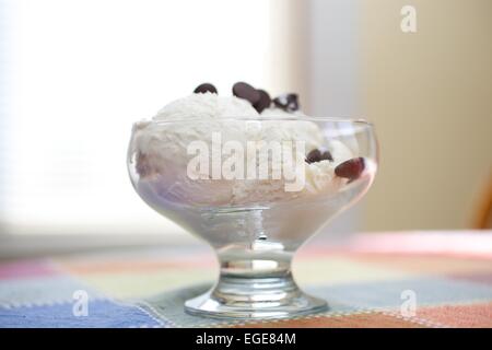 Zwei Kugeln Vanille Spumoni in eine Schüssel geben Stockfoto