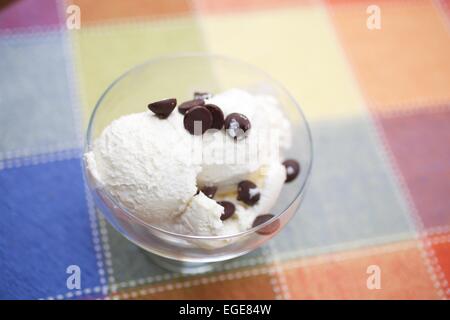 Zwei Kugeln Vanille Spumoni in eine Schüssel geben Stockfoto