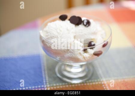 Zwei Kugeln Vanille Spumoni in eine Schüssel geben Stockfoto