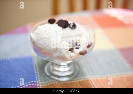 Zwei Kugeln Vanille Spumoni in eine Schüssel geben Stockfoto